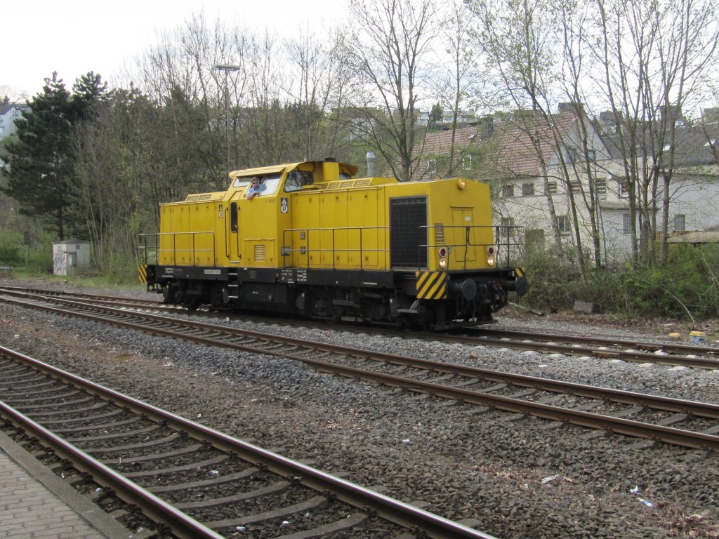V150.03 der SGL rangiert am 09.04.2011 an den bereitgestellten Holzzug im Gleis 3 im Bahnhof Arnsberg.
