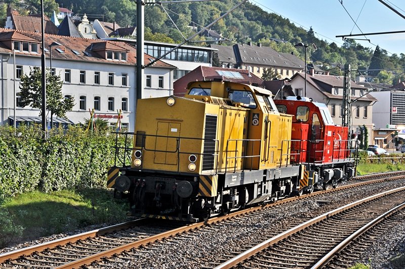 V150.04 bei der Durchfahrt durch Mosbach mit einem Prototypen von Gmeinder am Harken, 09.09.09
