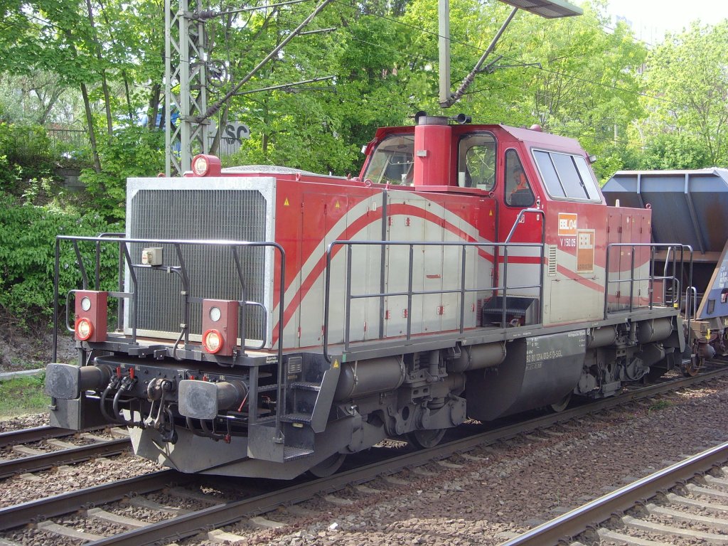 V150.05 der BBL steht mit Railpool Selbstentladewagen vor einem roten Signal in Hamburg-Harburg. 26.05.2010