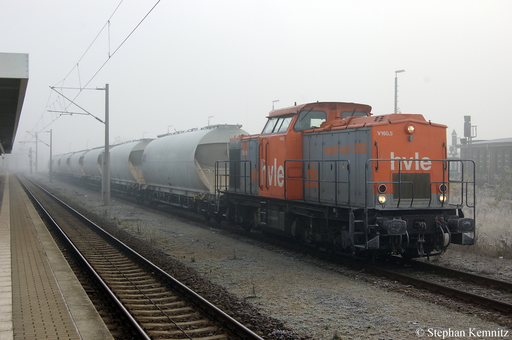 V160.5 (203 143-3) ex DR 110 816-6 der hvle - Havell�ndische Eisenbahn AG mit einem Uacs Ganzzug in Rathenow und wartet auf die Weiterfahrt zum Premnitzer Gewerbegebiet. 14.11.2011
