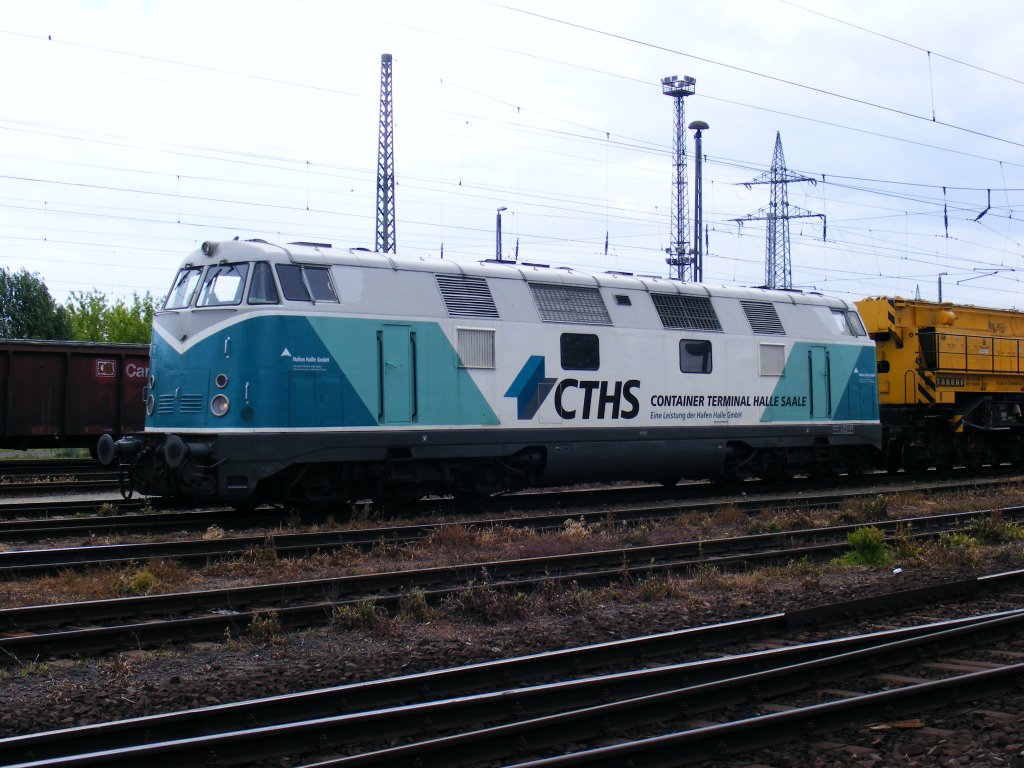 V180 der CTHS (ex V180-SP-020) durchfhrt Magdeburg Rothensee am 19.06.2010 mit einem alten Kirow Schienenkran am Haken und Gleisteile auf Flachwagen.