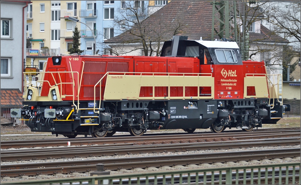 V180, das gab es doch schon mal. Hier aber in moderner Variante von der Hohenzollerischen Landesbahn. Voith nennt sie Gravita 15L BB und die offizielle Nummer ist die 265 300-4. Ganz offensichtlich ist sie noch nigel-nagel-neu. Singen, Mrz 2013.