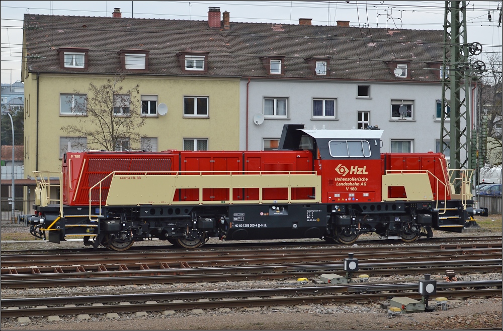 V180, das gab es doch schon mal. Hier aber in moderner Variante von der Hohenzollerischen Landesbahn. Voith nennt sie Gravita 15L BB und die offizielle Nummer ist die 265 300-4. Ganz offensichtlich ist sie noch nigel-nagel-neu. Singen, Mrz 2013.