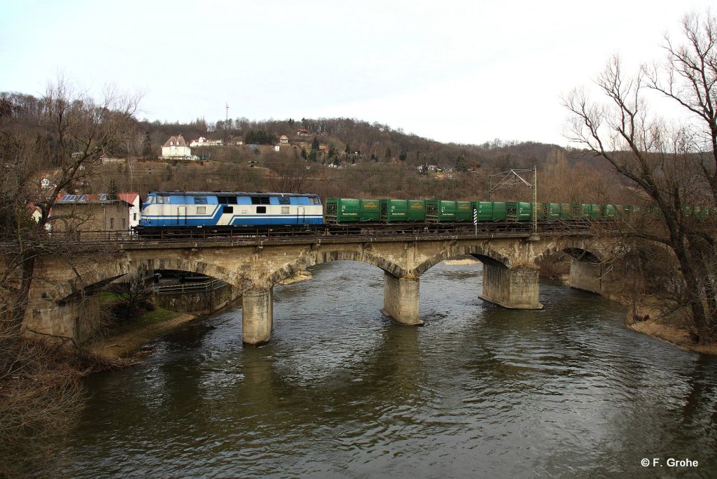 V180 Rennsteigbahn 228 758-9 mit leerem Mllzug von Leuna nach Ilmenau, Thringer Bahn KBS 580 Leipzig - Erfurt, fotografiert auf der Saalebrcke in Bad Ksen am 21.02.2012