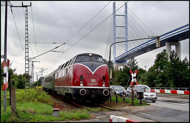 V200 007 zu Gast an der Kste. Sonderzug Lbeck- Binz am 27.08.11 auf dem Dnholm bei Stralsund.