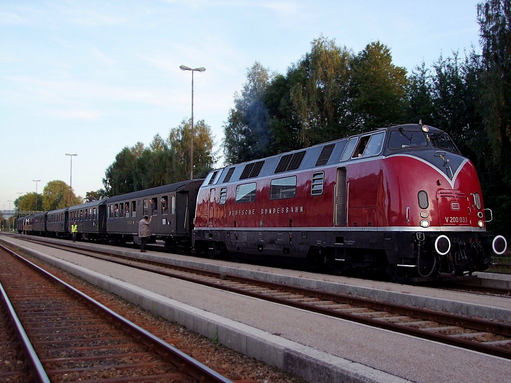 V200-033 bei einem kurzen Zwischenstopp mit dem Nostalgie-Rhein-Express im Bhf. Ried i.I.;100922