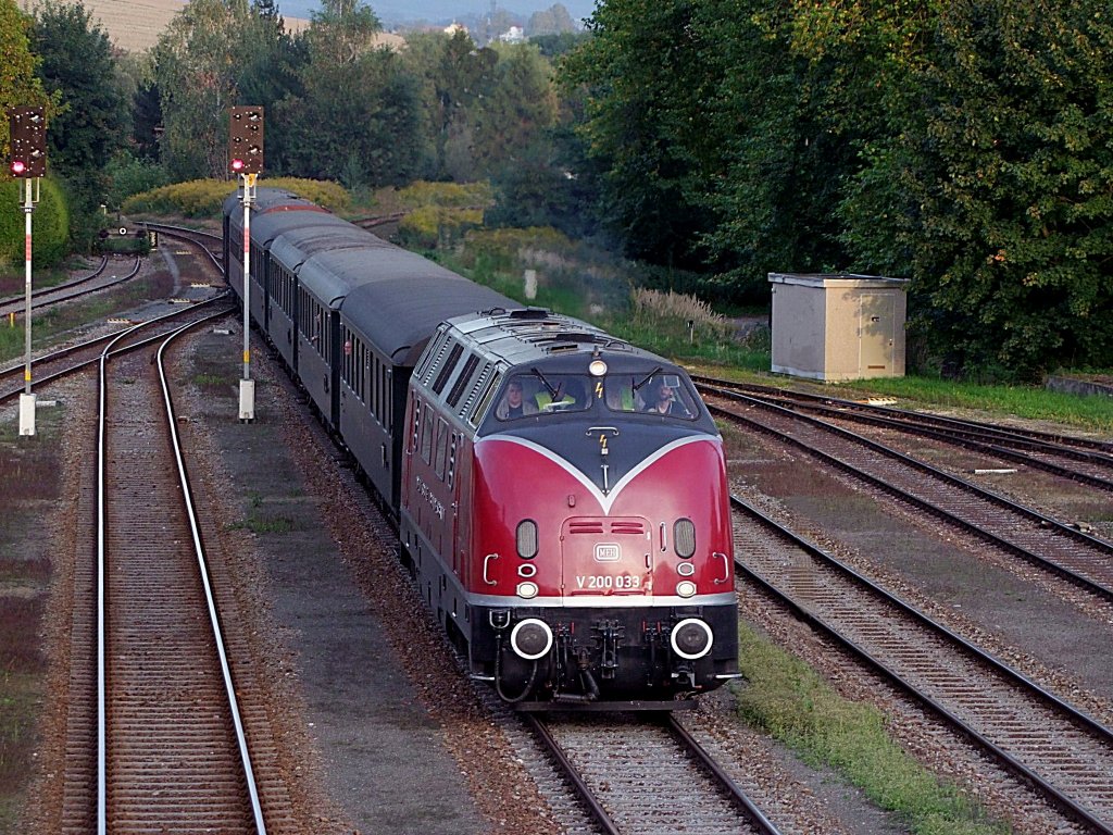 V200-033 erreicht mit dem Sonderzug  Nostalgie Rhein Express  den Bahnhof Ried i.I.;100922