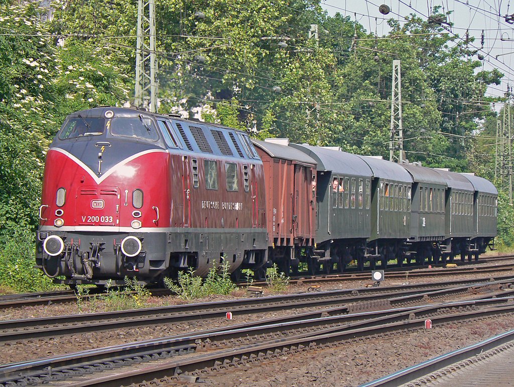 V200 033 der MEH bei der Einfahrt in BonnHbf. am 06.06.2010