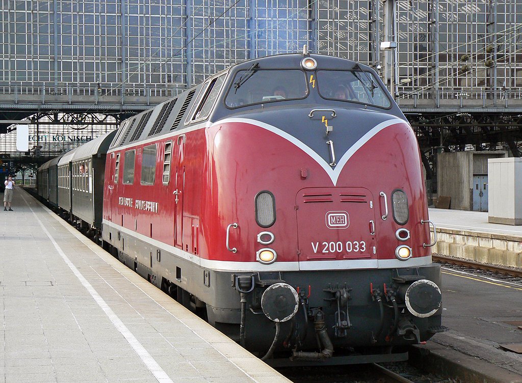 V200 033 der MEH verlsst Kln Hbf auf Gleis 6 rtg Witterschlick zum dortigen Bahnhofsfest am 06.06.2010 ! 