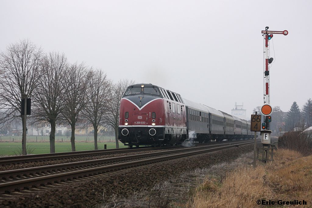 V200 033 mit einem Sonderzug von Gladbeck West nach Wernigerode am 28.01.2012 bei Baddeckenstedt.