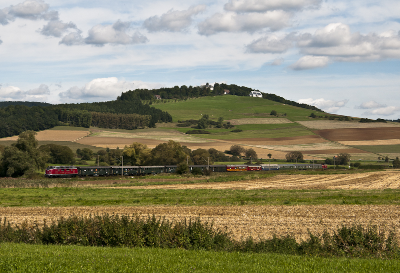 V200 033 und V100 1041 mit dem DPE 36643 (Hintschingen-Titisee)  Rhein Nostalgie Express  am 11. September 2010 bei Neudingen.