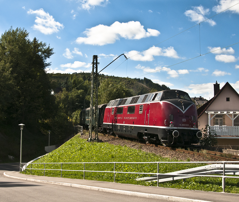 V200 033 und V100 1041 mit dem DPE 36643 (Hintschingen-Titisee) am 11. September 2010 in Neustadt.