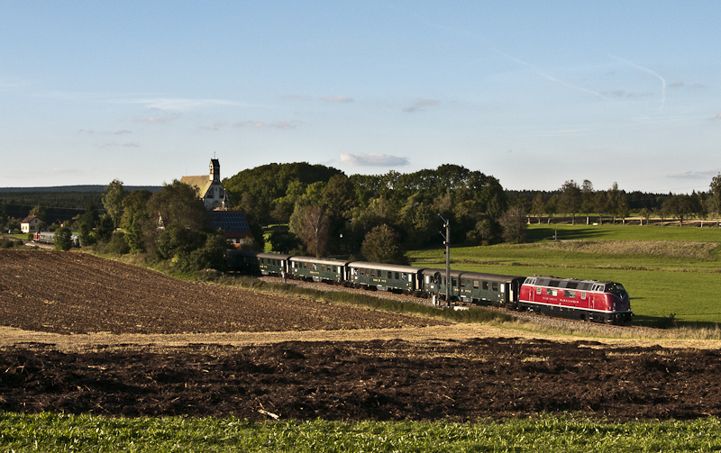 V200 033 und V100 1041 mit dem DPE 36646 (Titisee-Offenburg) am 11. September 2010 mit rund 60 Minuten Versptung bei Lffingen.
