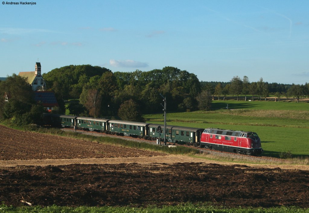 V200 033 und V100 1041 mit dem DPE 36646 (Titisee-Offenburg) bei Lffingen 11.9.10