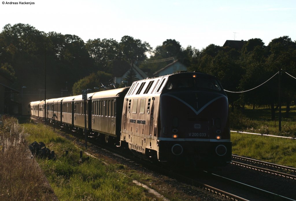 V200 033 und V100 1041 mit dem DPE 36646 (Titisee-Offenburg) bei der Durchfahrt Dggingen 11.9.10
