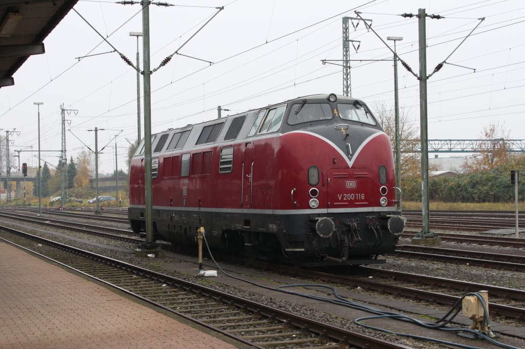 V200 116 abgestellt in Emden Hbf am 31.10.2010 (221 116-7)