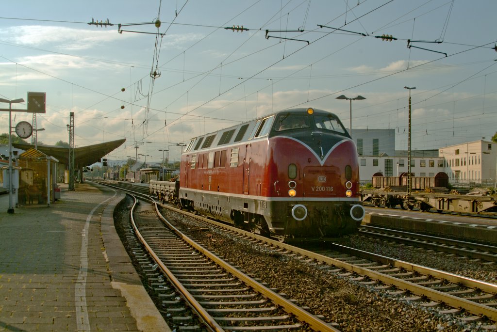 V200 116 am 28.09.2012 mit einem Motor fahrt in Richtung Koblenz-Ltzel zum Diesellok treffen durch  Neuwied