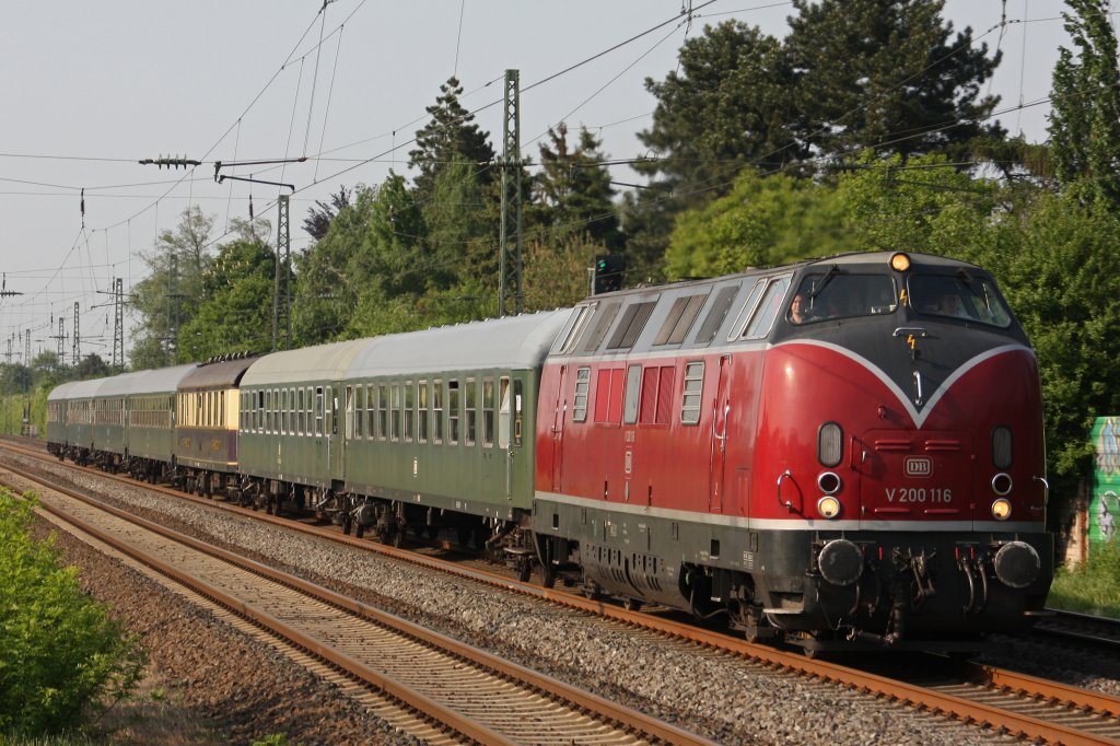 V200 116 zieht am 30.4.11 einen Sonderzug durch Dsseldorf-Angermund.