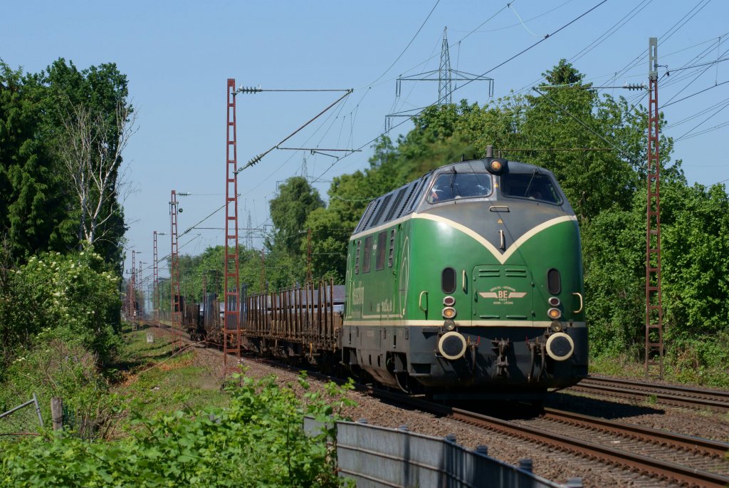 V200 mit einem Aluzug in Dsseldorf-Eller am 25.05.2012