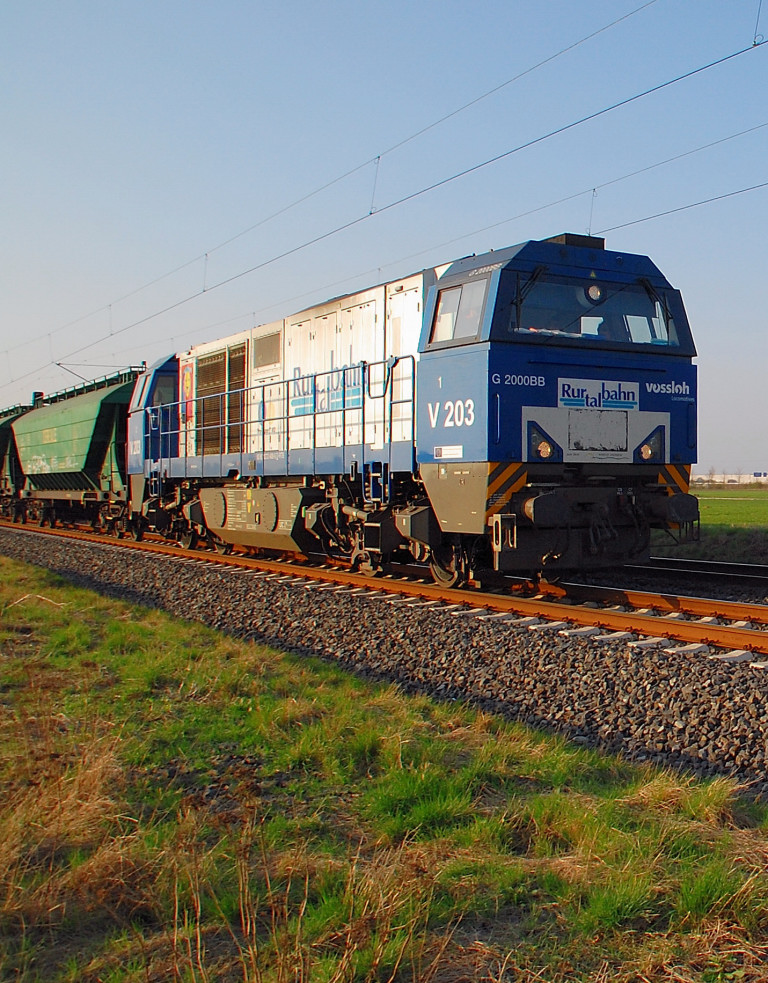 V203 der Rurtalbahn bei Allerheiligen mit einem franzsichen Getreidewagenganzzug in Richtung Sden unterwegs. 28.3.2012