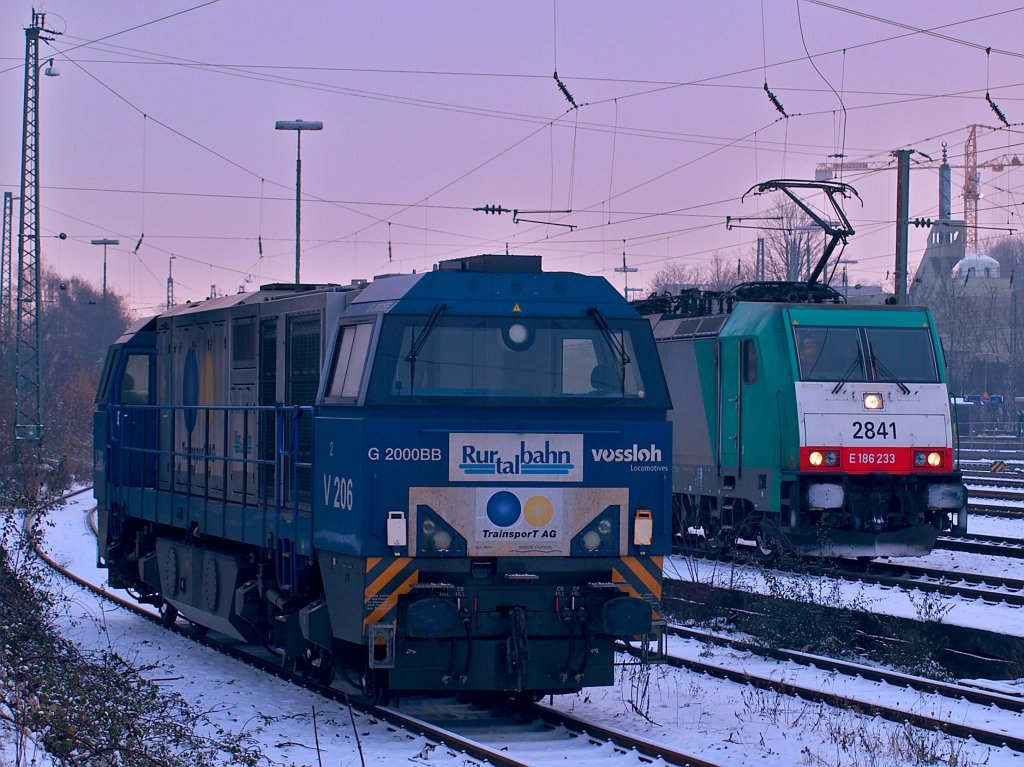V206 der Rurtalbahn steht am 14.12.2010 in Aachen West schon auf ihrem Abstellplatz, Cobra 186 233 (2841) rollt langsam auf einem Nachbargleis auf ihren zu.