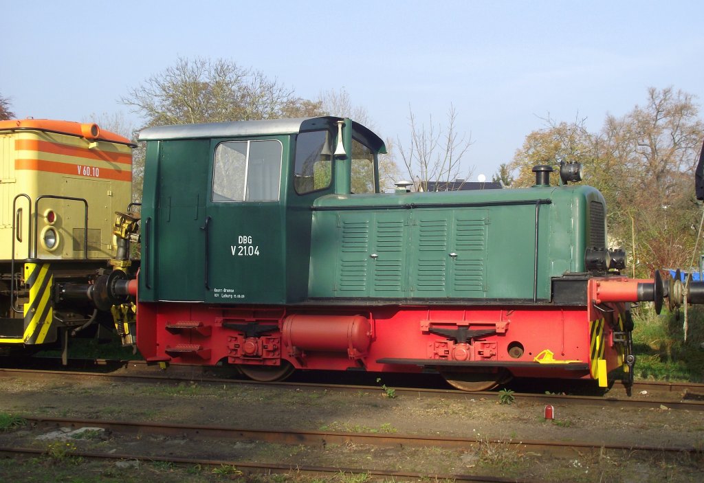 V21.04 der DBG steht am 5. November 2011 in einer Reihe von Kleinloks im Bahnhof Loburg abgestellt.