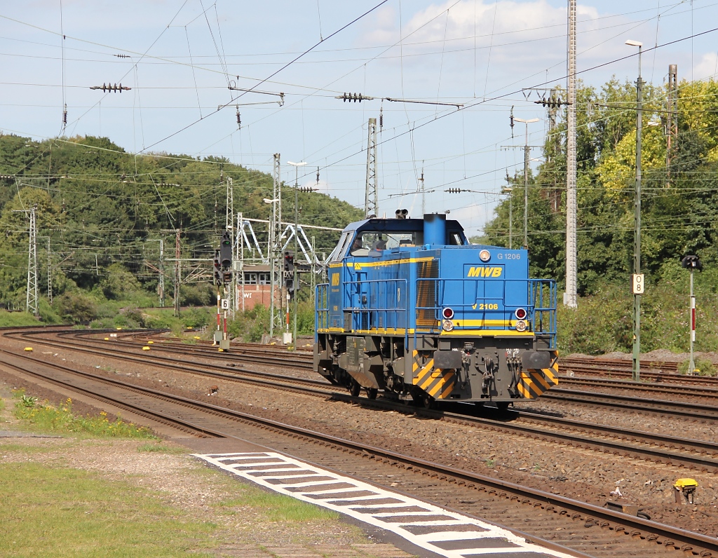 V2106, eine MAK G1206 der MWB als Tfzf beim passieren des Station Kln-West. Aufgenommen am 16.08.2012.