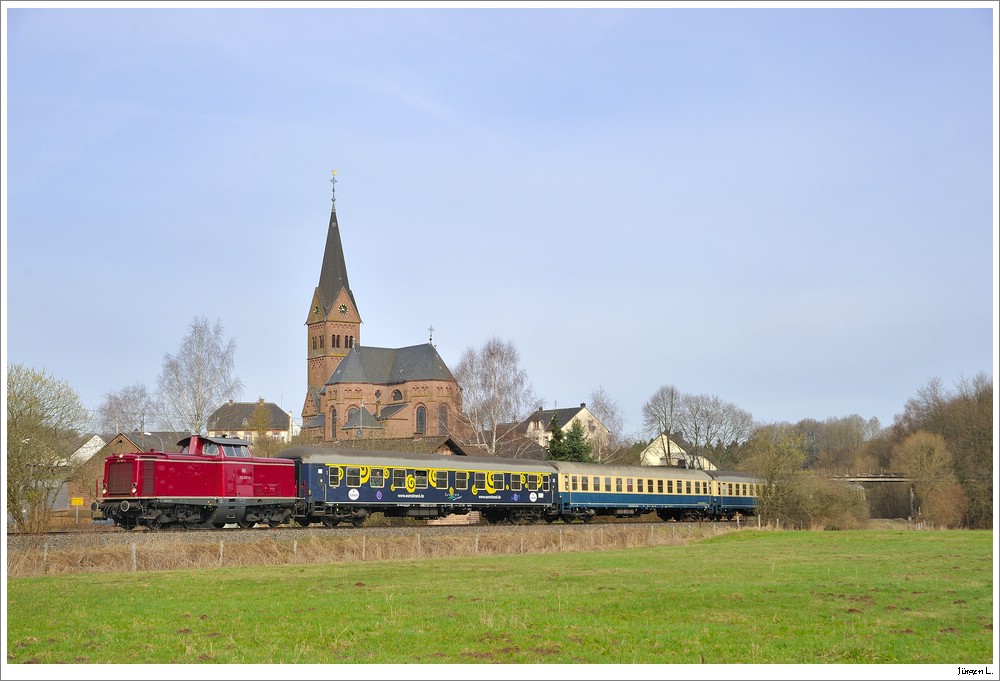 V212 007 mit einem Sonderzug beim Dampfspektakel 2010; Niederbettingen, 2.4.2010.