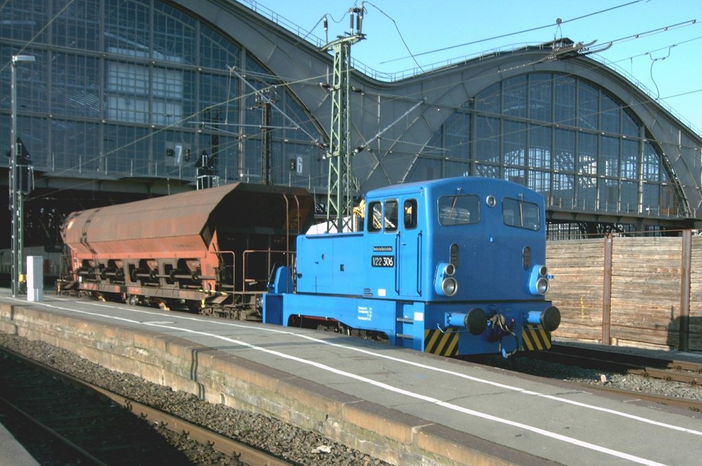 V22 306 des Bw Aschersleben am Leipzig Hbf der Road & Rail Logistikunternehmen ca. 3/2007
