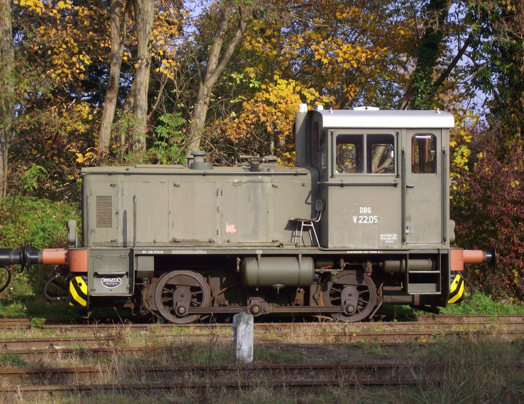 V22.05 der DBG steht am 5. November 2011 im Bahnhof Loburg abgestellt.