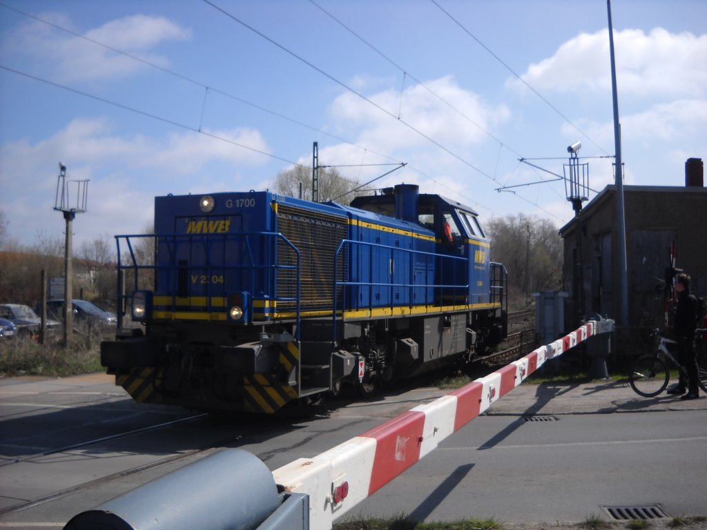 V2304 der Mittelweserbahn fhrt am 10.4.2010 ber den Bahnbergang in Wismar richtung Seehafen.