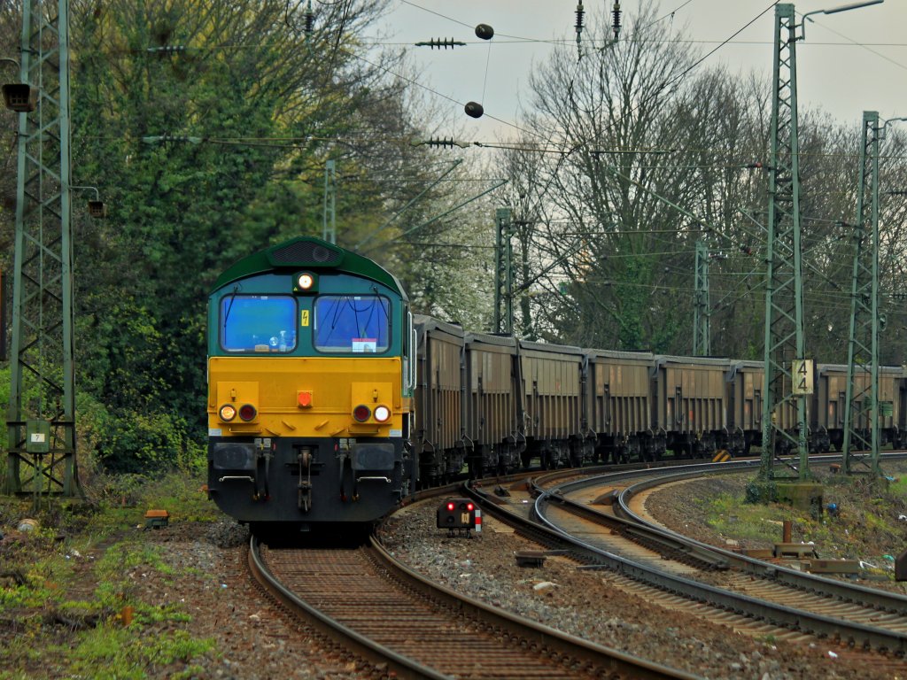 V266 von der Rurtalbahn am 13.04.2012 mit einem Blei-Erzug aus Belgien kommend in der letzten Kurve der Gemmenicher Rampe vor Aachen-West.  