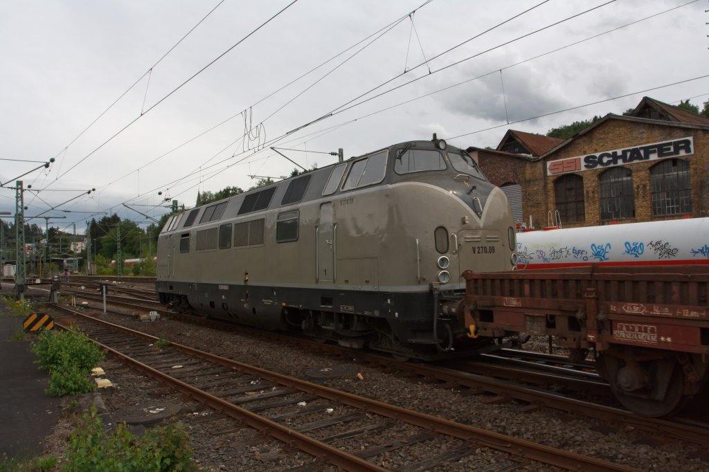 V270.09 der SGL Schienen-Gter-Logistik GmbH fhrt am 17.07.2011 von Betzdorf/Sieg in Richtung Siegen los. Die Lok wurde 1964 von Krauss-Maffei unter der Fabrik-Nr. 19241 als V 200.121 (221 121) gebaut. Sie hat eine Leistung von 2x 990 kW (bzw. 1346 PS).