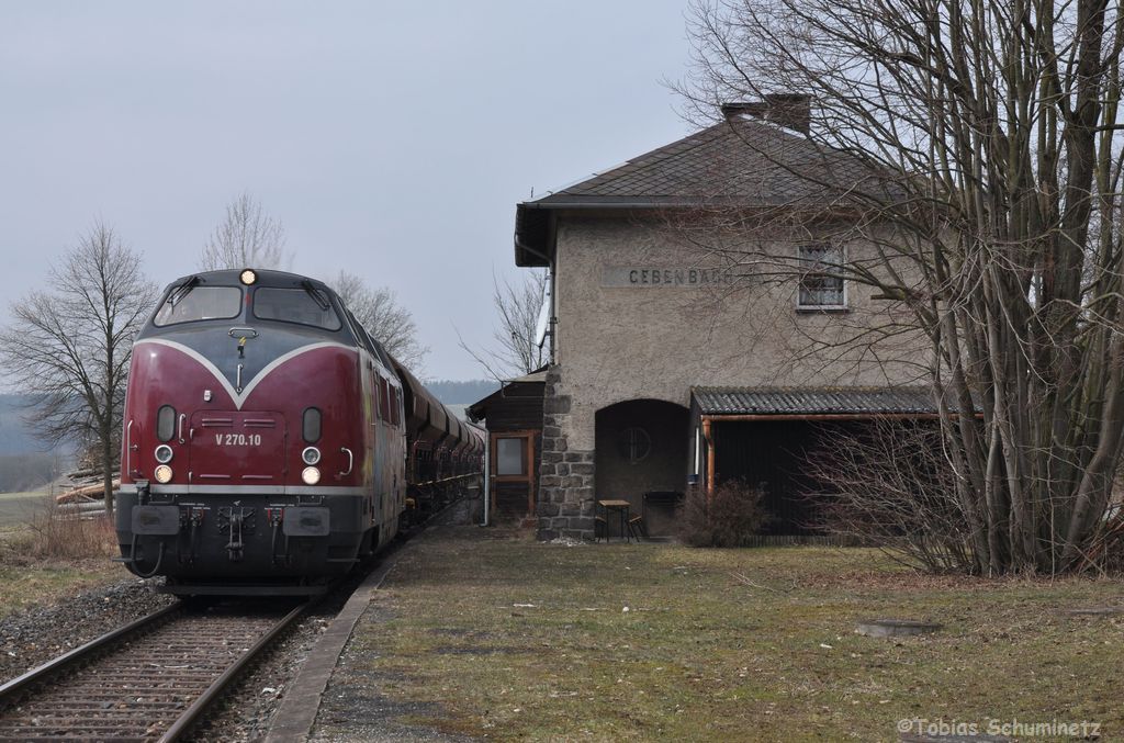 V270.10 (92 80 1221 124-1 D-SGL) mit Schotterzug 92186 beim Schottern am 23.03.2013 in Gebenbach (Strecke Amberg - Schnaittenbach)