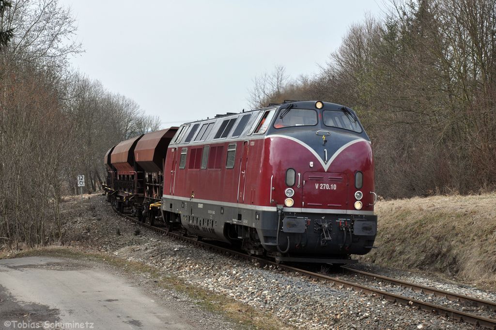 V270.10 (92 80 1221 124-1 D-SGL) mit Schotterzug 92186 beim Schottern am 23.03.2013 in Gebenbach (Strecke Amberg - Schnaittenbach)