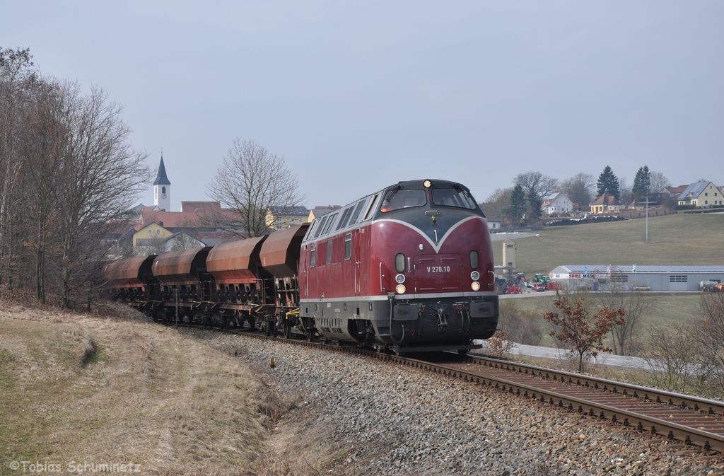 V270.10 (92 80 1221 124-1 D-SGL) mit Schotterzug 92186 beim Schottern am 23.03.2013 bei Gebenbach (Strecke Amberg - Schnaittenbach)