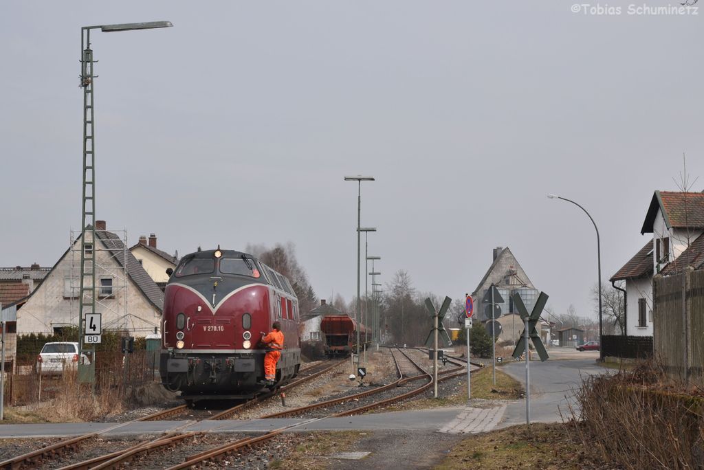 V270.10 (92 80 1221 124-1 D-SGL) beim Umsetzen des Schotterzuges am 23.03.2013 in Hirschau (Strecke Amberg - Schnaittenbach)