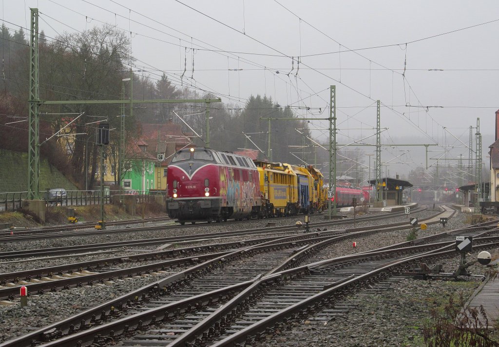 V270.10 zieht am 05. Januar 2013 eine Stopfmaschine durch Kronach.