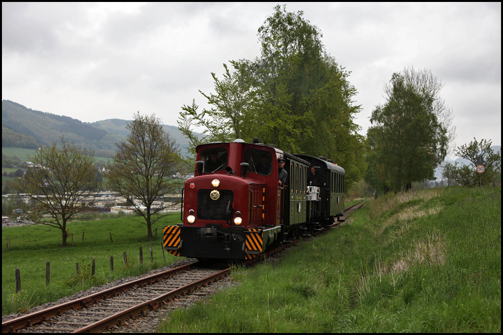 V3 „NAHMER“ vom Hersteller Orenstein & Koppel, Baujahr 1960, brummt am  Vatertag  durch die Landschaft und wird in wenigen Augenblicken den Endbahnhof Hinghausen. (13.05.2010)