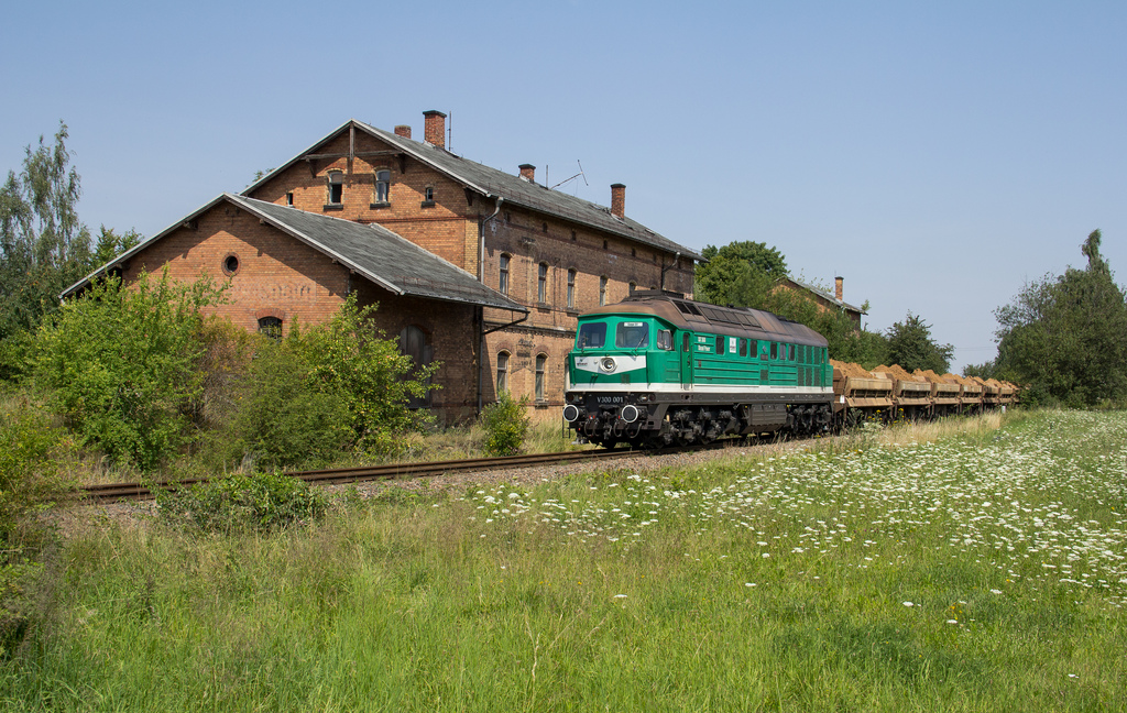 V300 001 vor dem verfallenen Bahnhofgebude in Lumpzig/Hartha.(25.7.2012)