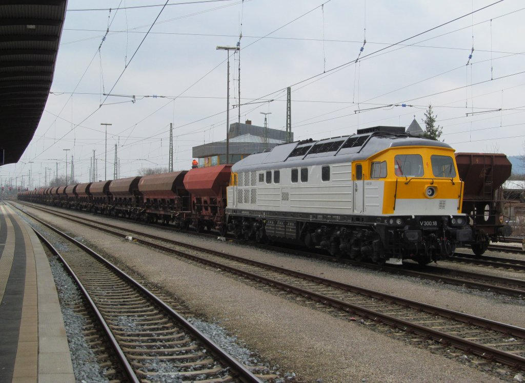 V300.18 (232 446-5) der SGL steht am 21. Mrz 2013 mit einem Schotterzug in Lichtenfels.