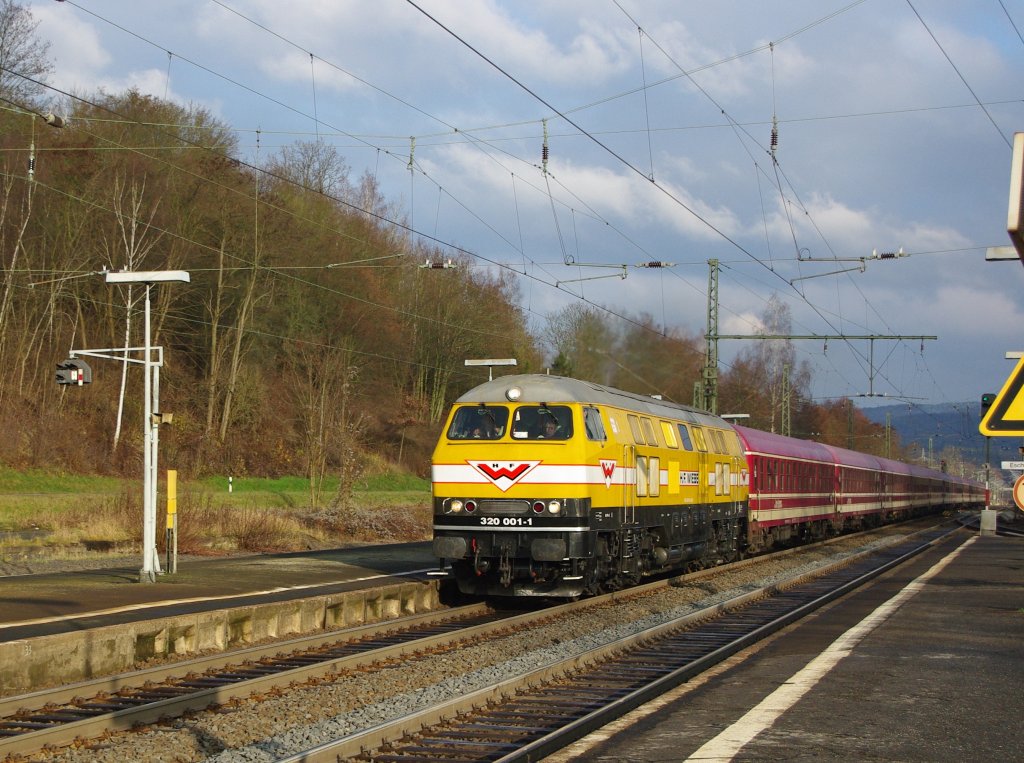 V320 001 der Wiebe mit Sonderzug von Mnster nach Erfurt. Aufgenommen am 13.12.2009 in Eschwege West.