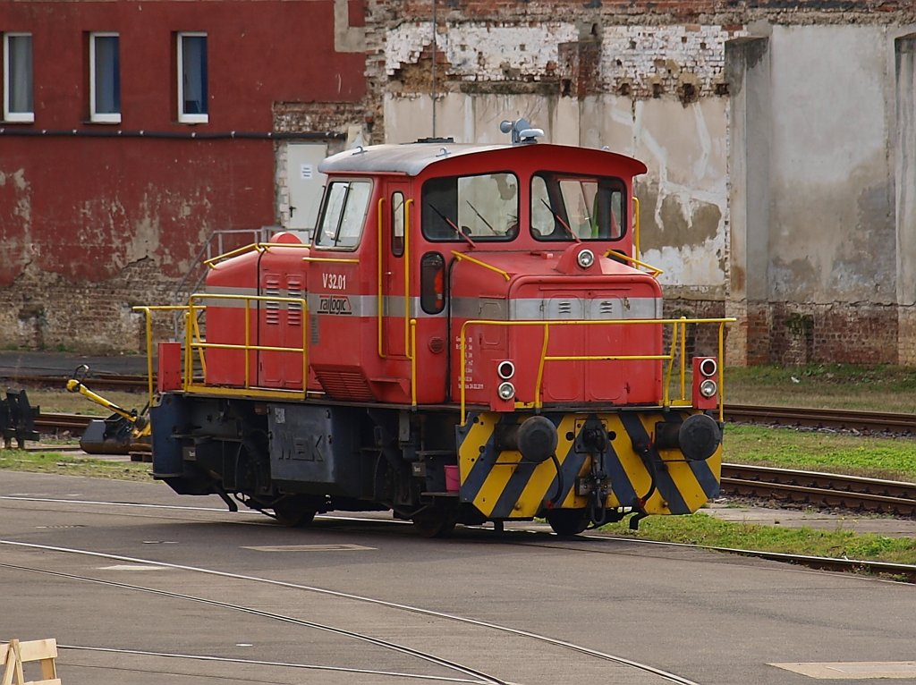 V32.01 von Railogic im Talbot-Bombardier Werk in Aachen. Die Lok, eine MaK G 320 B, verrichtet Rangieraufgaben hier im Werk und ist eine Dauerleihgabe des in Dren ansssigen Unternehmen. Das Bild wurde am 26.08.2010 durch den Zaun von der Krantzstrasse aus gemacht.