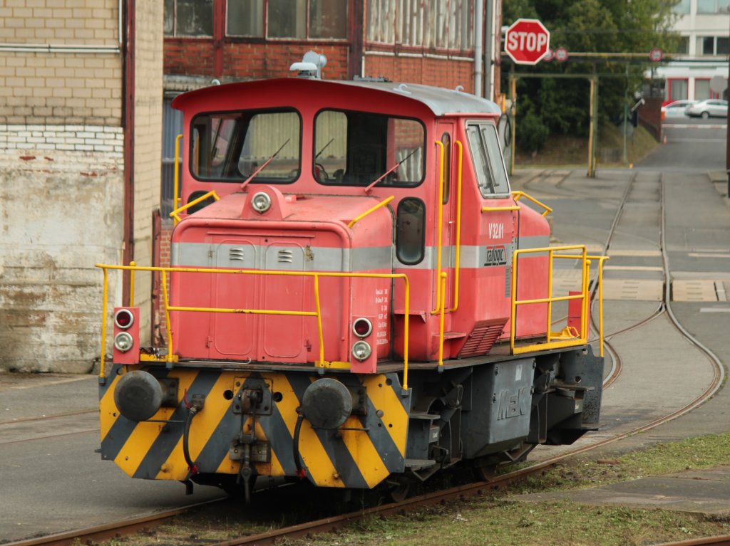 V32.01 von Railogic im Talbot-Bombardier Werk in Aachen. Die Schweinchenrosafarbige Lok, eine MaK G 320 B, verrichtet Rangieraufgaben hier im Werk und ist eine Dauerleihgabe des in Dren ansssigen Unternehmen. Das Bild wurde am 26.07.2011 durch den Zaun von der Krantzstrasse aus gemacht.