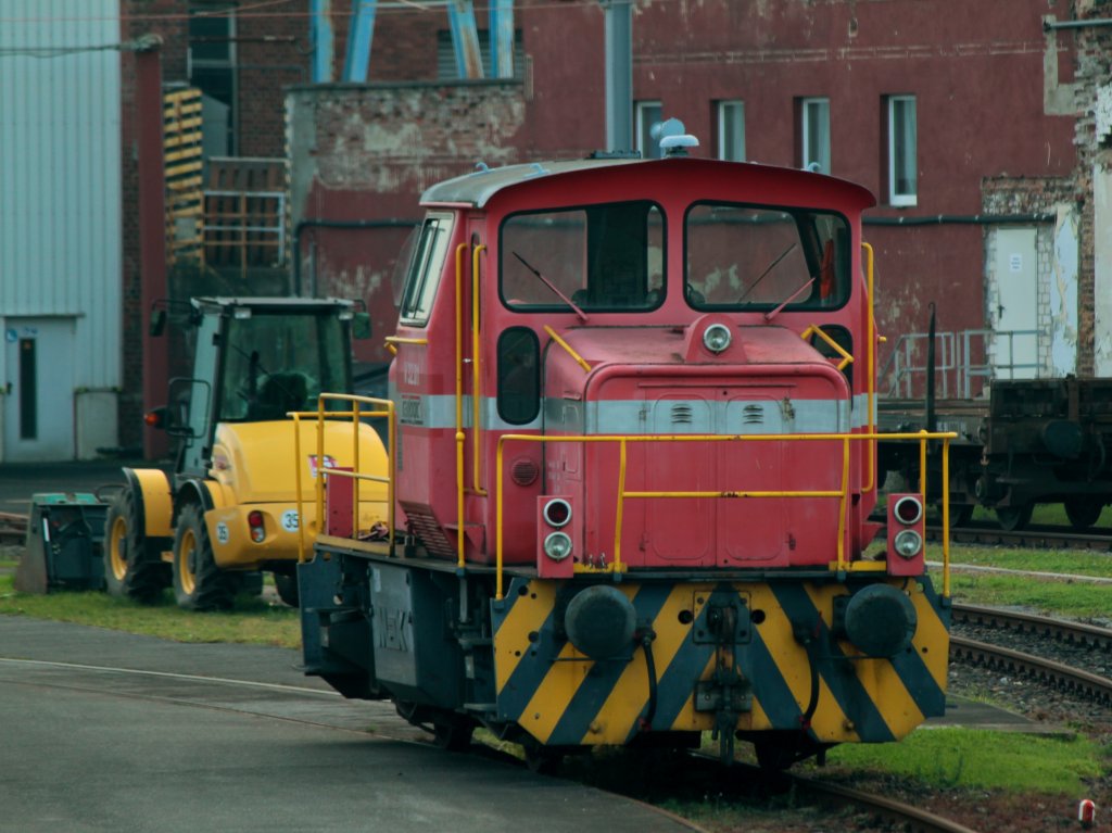V32.01 von Railogic im Talbot-Bombardier Werk in Aachen. Die Schweinchenrosafarbige Lok, eine MaK G 320 B, verrichtet Rangieraufgaben hier im Werk. Das Bild wurde am 30.10.2011 durch den Zaun von der Krantzstrasse aus gemacht.