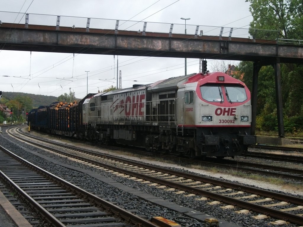 V330092 der OHE steht am 11.Oktober 2011 mit einem Holzzug abgestellt in Kreiensen.