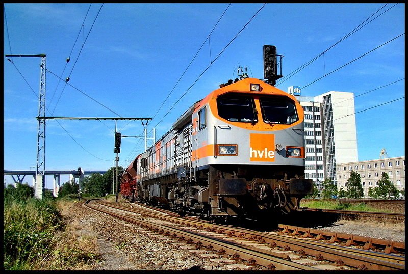 V330.2 von-hvle-drckt eine leere Wagengruppe in den Bhf Stralsund- Rgendamm. am 03.07.09 