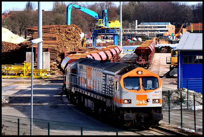 V330.3 schafft schon geleerte Wagen aus dem Weg.  Stralsund 15.03.10
