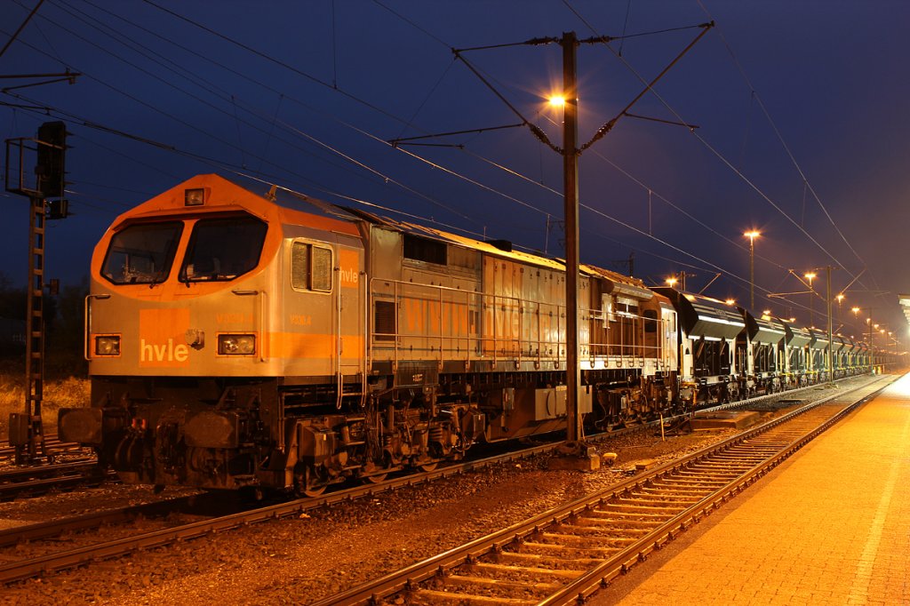 V330.4 der HVLE zur blauen Stunde in Emden Hbf am 03.11.2012