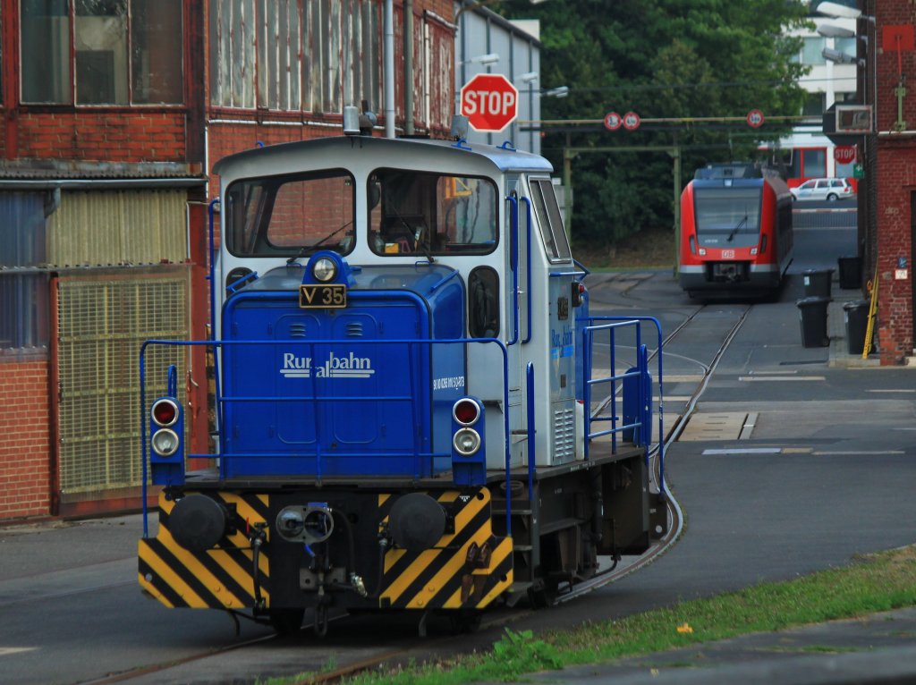 V35 der Rurtalbahn (265 010) steht am 21.08.2012 im Bombardier-Werk in Aachen. Im Hintergrund ist der blitzneue Triebzug 430 036 zu sehen. Diese 430er werden hier in Aachen fr die S Bahn Stuttgart gebaut. Das Bild wurde durch den Zaun von der Krantzstrasse aus gemacht. 